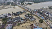 Kerusakan meluas terlihat dari udara, menandai kuatnya arus banjir yang menerjang pada 26 November. Kondisi ini memperlambat distribusi bantuan ke wilayah terdampak. Foto: ANTARA FOTO/Suhendra