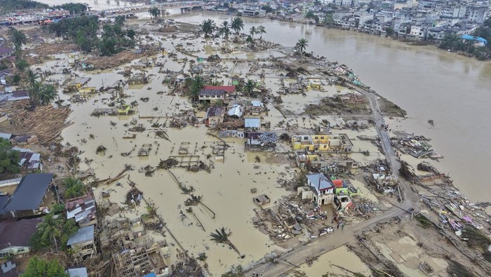 Foto udara dampak kerusakan pascabanjir bandang di Aceh Tamiang, Aceh, Selasa (2/12/2025). Banjir bandang yang melanda daerah itu pada Rabu (26/11) mengakibatkan 18 orang meninggal dunia dan tiga orang dinyatakan hilang serta merusak ribuan rumah warga sehingga menyebabkan 206.903 jiwa dari 51.726 kepala keluarga terpaksa mengungsi. ANTARA FOTO/Suhendra/Lmo/tom.