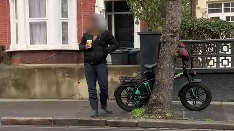 Kacau! Wanita Ini Pergoki Sopir Pengantar Makanan Lahap Pesanan Miliknya