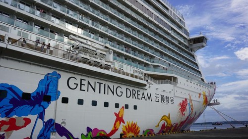 Tampilan cruise Genting Dream yang berlabuh di Pelabuhan Benoa, Bali pada Selasa (2/12/2025.