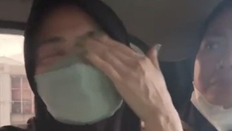 Tangis Karina Ranau di Depan Keranda Epy Kusnandar