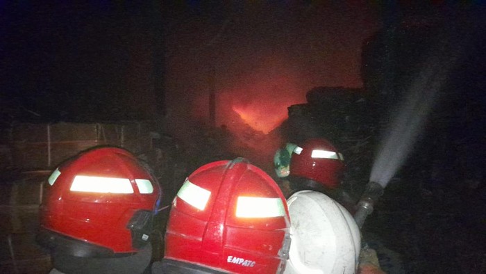 Gudang Barang Pecah Belah di Asemrowo Terbakar, 16 Damkar Diterjunkan