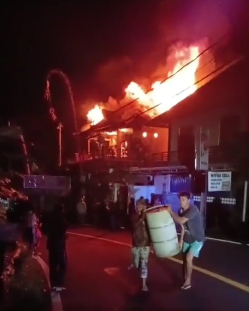 Kebakaran rumah di Banjar Dinas Perenan Bunut, Desa Gitgit, Kecamatan Sukasada, Kabupaten Buleleng, pada Selasa (2/12/2025) malam. (Dok. Polres Buleleng)
