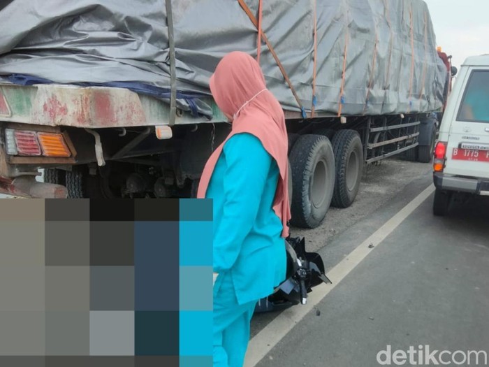 Pengendara Motor Tewas Tabrak Truk Parkir di JLU Lamongan