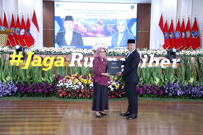 MenteriPAN-RB Rini Raih Penghargaan Adibhakti Sanapati 2025 dari BSSN