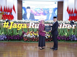 MenteriPAN-RB Rini Raih Penghargaan Adibhakti Sanapati 2025 dari BSSN