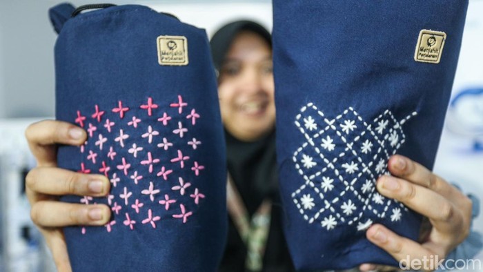 Sejumlah difabel memperagakan cara mendaur ulang pakaian bekas di Stasiun MRT Bundaran HI, Jakarta, Rabu (3/12/2025). Memperingati hari Disabilitas Internasional sejumlah warga difabel dari Yayasan Hebat Berkarya bersama MRT Jakarta melakukan program berkelanjutan.