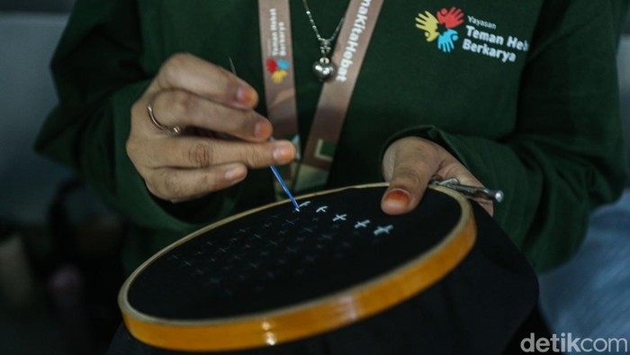 Sejumlah difabel memperagakan cara mendaur ulang pakaian bekas di Stasiun MRT Bundaran HI, Jakarta, Rabu (3/12/2025). Memperingati hari Disabilitas Internasional sejumlah warga difabel dari Yayasan Hebat Berkarya bersama MRT Jakarta melakukan program berkelanjutan.