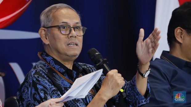 Ketua Dewan Komisioner LPS, Anggito Abimanyu menyampaikan paparan dalam acara Financial Forum 2025 di Bursa Efek Indonesia, Jakarta, Rabu (3/12/2025). (CNBC Indonesia/Tri Susilo)