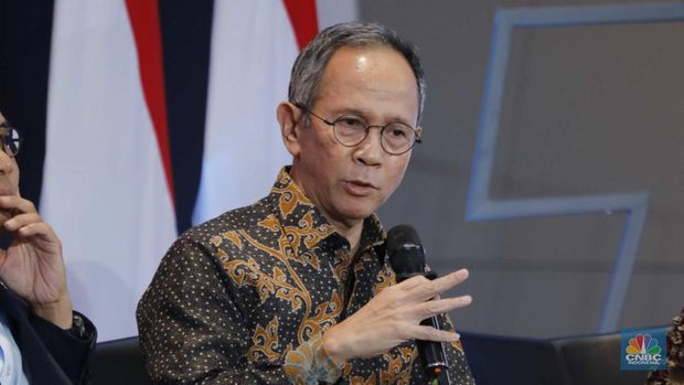 Ketua Dewan Komisioner OJK, Mahendra Siregar menyampaikan paparan dalam acara Financial Forum 2025 di Jakarta, Rabu (3/12/2025). (CNBC Indonesia/Tri Susilo)