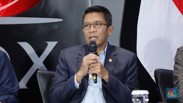 Ketua Komisi XI DPR RI, Mukhamad Misbakhun menyampaikan paparan dalam acara Financial Forum 2025 di Jakarta, Rabu (3/12/2025). (CNBC Indonesia/Tri Susilo)
