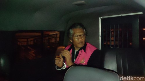 Tersangka IPS di dalam mobil tahanan, Rabu (3/12/2025). (Ahmad Firizqi Irwan/detikBali)