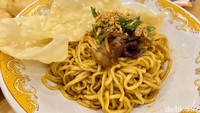 Masih lapar? Koat Coffee punya Spicy Beef Noodle (Rp 28 ribu) sebagai menu andalan. Kamu bisa pilih tingkat kepedasannya antara 1 sampai 3. Foto: Andi Annisa DR/detikfood