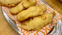 Pisang Goreng Original (Rp 21 ribu) cocok kamu pesan sebagai camilan manis. Seporsi isinya 4 dengan ukuran besar-besar! Pisang goreng tepung ini membalut potongan pisang yang agak lembek. Foto: Andi Annisa DR/detikfood