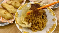 Mie yang tebal mulur ini dibalut bumbu kecap yang manisnya agak kuat, tapi rasa pedas untuk level 2 tak terlalu nendang. Pelengkapnya berupa pangsit goreng dan beef slice yang juicy. Foto: Andi Annisa DR/detikfood