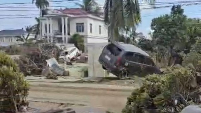 Aceh Tamiang Dihantam Banjir Bak Tsunami, Mobil Tersangkut-Bangunan Rusak