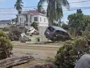 Aceh Tamiang Dihantam Banjir Bak Tsunami, Mobil Tersangkut-Bangunan Rusak