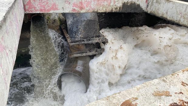 Laut di Suramadu berbusa.