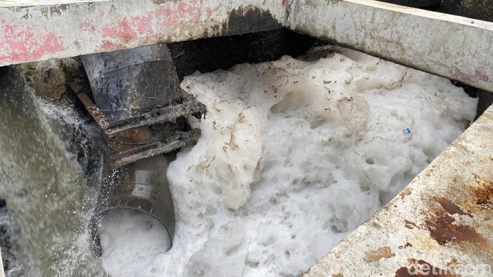 Fenomena Laut di Suramadu Berbusa, Begini Penjelasan DLH Surabaya