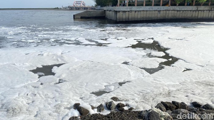 Viral Lautan di Jembatan Suramadu Berbusa Putih, Ternyata Ini Penyebabnya