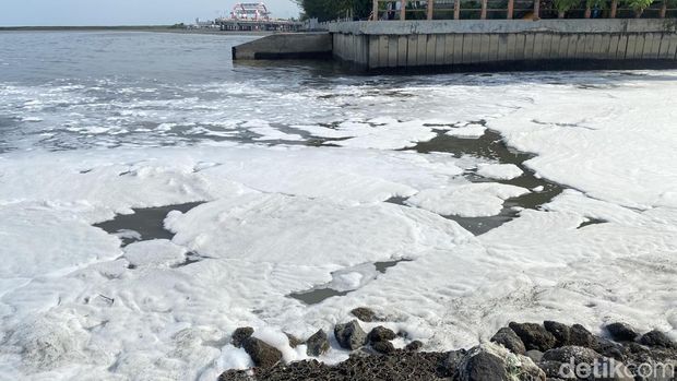 Laut di Suramadu berbusa. Laut di Suramadu berbusa.
