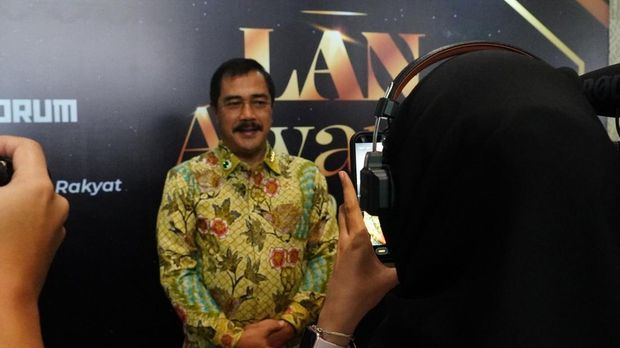 Menteri Imipas Agus Andrianto menerima penghargaan dari LAN Menteri Imipas Agus Andrianto menerima penghargaan dari LAN