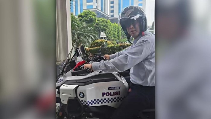 Menteri Keuangan (Menkeu) Purbaya Yudhi Sadewa membagikan momen dirinya mencoba motor gede (moge) milik petugas pengawal (patwal).