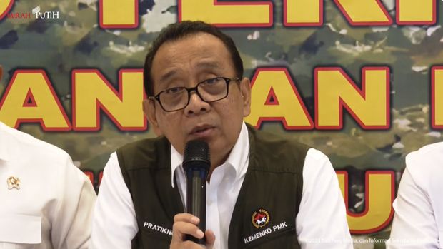 Menteri Koordinator Bidang Pembangunan Manusia dan Kebudayaan, Pratikno saat menyampaikan Keterangan Pers Perkembangan Penanggulangan Bencana Sumatra di Posko Bencana Pangkalan Udara TNI AU Halim Perdanakusuma, Jakarta, Rabu (3/12/2025). (Tangkapan Layar Youtube/Sekretariat Presiden)