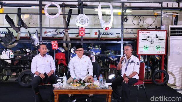 Menteri Koordinator Pemberdayaan Masyarakat (Menko PM) Muhaimin Iskandar alias Cak Imin saat berkunjung ke SMKN 5 Makassar.