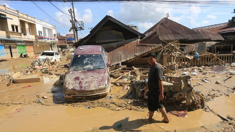 Mobil hingga Truk Tangki Terseret Banjir, Aceh Tamiang Porak-Poranda