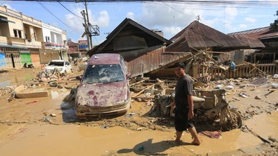 Mobil hingga Truk Tangki Terseret Banjir, Aceh Tamiang Porak-Poranda