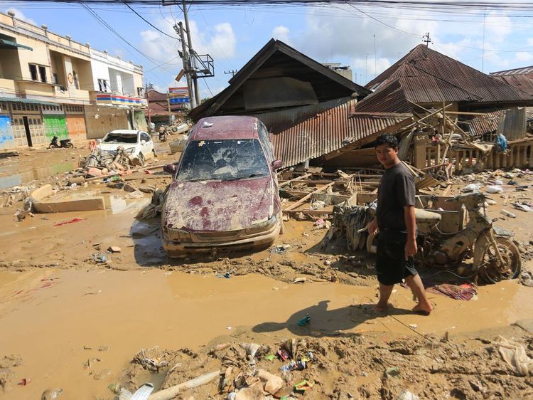 Mobil hingga Truk Tangki Terseret Banjir, Aceh Tamiang Porak-Poranda
