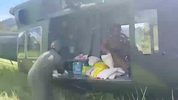 Momen Bupati Taput JTP Hutabarat menjatuhkan beras dari helikopter (Tangkapan layar video viral) Momen Bupati Taput JTP Hutabarat menjatuhkan beras dari helikopter (Tangkapan layar video viral)