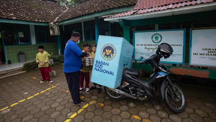 Petugas mengendarai sepeda motor saat mendistribusikan makanan program Makanan Bergizi Gratis (MBG) hasil olahan Satuan Pelayanan Pemenuhan Gizi (SPPG) Samiigaluh di Pegunungan Menoreh, Samigaluh, Kulon Progo, D.I Yogyakarta, Rabu (3/12/2025). SPPG Samigaluh mengoperasikan lima unit sepeda motor untuk mendistribusikan MBG ke sejumlah sekolah yang sulit diakses menggunakan mobil. ANTARA FOTO/Andreas Fitri Atmoko/tom.