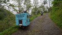 Petugas mengendarai sepeda motor saat mendistribusikan makanan program Makanan Bergizi Gratis (MBG) hasil olahan Satuan Pelayanan Pemenuhan Gizi (SPPG) Samiigaluh di Pegunungan Menoreh, Samigaluh, Kulon Progo, D.I Yogyakarta, Rabu (3/12/2025). Foto: ANTARA FOTO/Andreas Fitri Atmoko