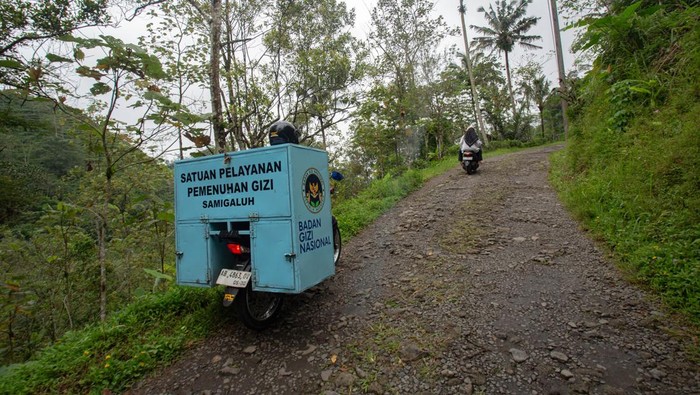 Petugas mengendarai sepeda motor saat mendistribusikan makanan program Makanan Bergizi Gratis (MBG) hasil olahan Satuan Pelayanan Pemenuhan Gizi (SPPG) Samiigaluh di Pegunungan Menoreh, Samigaluh, Kulon Progo, D.I Yogyakarta, Rabu (3/12/2025). SPPG Samigaluh mengoperasikan lima unit sepeda motor untuk mendistribusikan MBG ke sejumlah sekolah yang sulit diakses menggunakan mobil. ANTARA FOTO/Andreas Fitri Atmoko/tom.