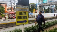 Selama proses pembangunan berlangsung, akses penyeberangan pejalan kaki sementara dialihkan demi menjaga keselamatan.