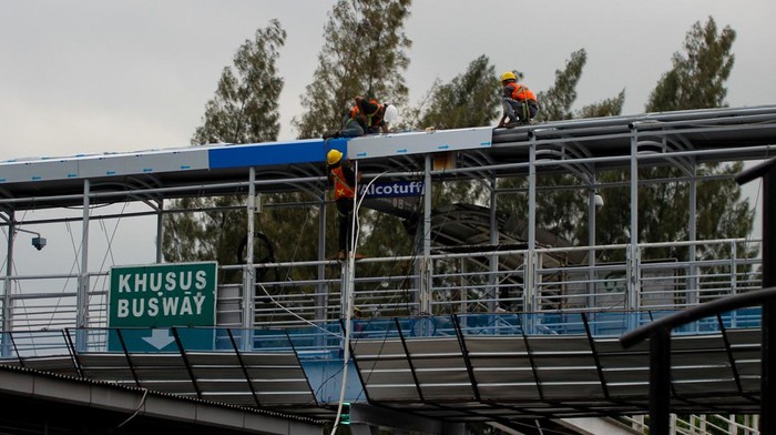 Pengerjaan revitalisasi Jembatan Penyeberangan Orang (JPO) di Halte Gelanggang Remaja Otista, Jakarta Timur, terus menunjukkan perkembangan signifikan. Pada Rabu (3/12/2025), aktivitas para pekerja tampak semakin intens di lokasi, menandai progres konstruksi yang kini memasuki tahap penyelesaian struktur utama.