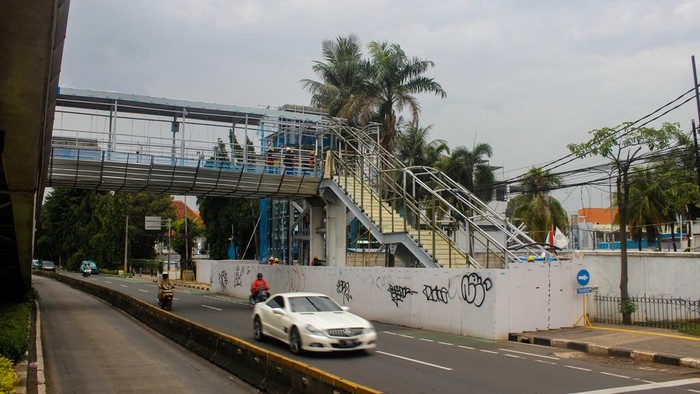 Pengerjaan revitalisasi Jembatan Penyeberangan Orang (JPO) di Halte Gelanggang Remaja Otista, Jakarta Timur, terus menunjukkan perkembangan signifikan. Pada Rabu (3/12/2025), aktivitas para pekerja tampak semakin intens di lokasi, menandai progres konstruksi yang kini memasuki tahap penyelesaian struktur utama.