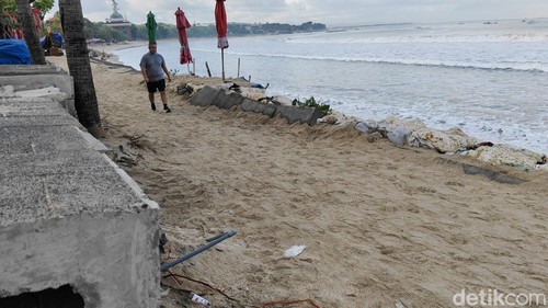 Bilah beton walkway di Pantai Kuta dilepas sementara demi kelancaran pejalan kaki. (Agus Eka/detikBali)