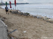 Pedestrian Pantai Kuta yang Lepas Akan Dipasang Setelah Ombak Tenang
