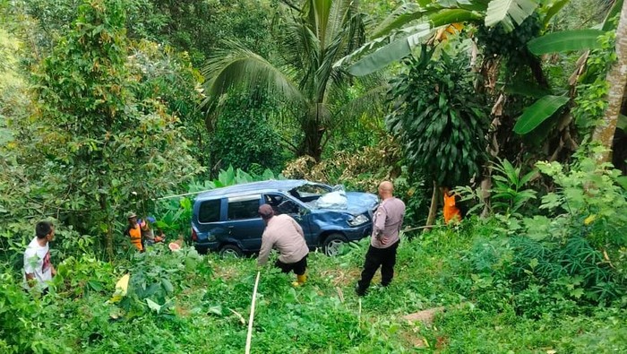 Tak Kuat Nanjak, Panther Biru Nyemplung Jurang 50 Meter di Karanganyar