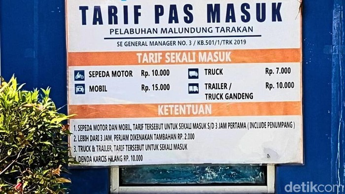 Papan informasi tarif pas masuk Pelabuhan Malundung Tarakan.