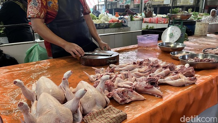 Harga Ayam dan Telur di Palembang Naik, Pedagang Ungkap Penyebabnya