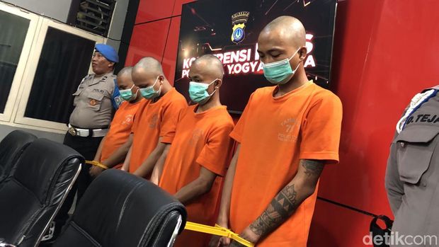 4 terduga pelaku pembunuhan pria di Wirobrajan dihadirkan dalam jumpa pers di Mapolresta Jogja, Rabu (3/12/2025).