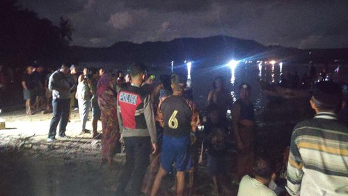 Suasana pencarian korban hilang saat mancing ikan di Teluk Sepi, Desa Buwun Mas, Kecamatan Sekotong, Lombok Barat.