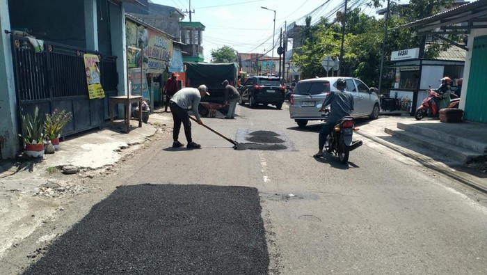 Bupati Sidoarjo Perintahkan Dinas PU BMSDA Atasi Jalan Rusak di Titik Rawan