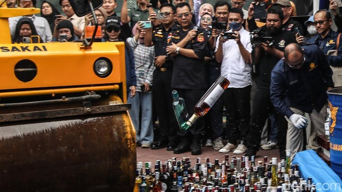 Pemusnahan barang hasil penindakan Kepabeanan dan Cukai dan Pemusnahan Barang Kena Cukai Ilegal Kanwil DJBC di Kantor Wilayah Bea Cukai Jakarta, Rabu, (3/12/2025). Barang yang dimusnahkan meliputi 14,4 juta batang rokok senilai Rp16,2 miliar dengan potensi kerugian negara Rp10,5 miliar yang dihitung dari nilai cukai dan pajak rokok.