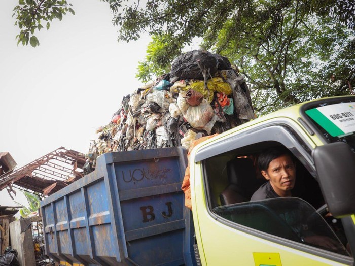Penanganan sampah di Kota Bandung.