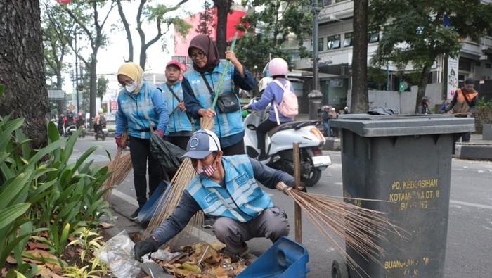 Penanganan sampah di Kota Bandung.